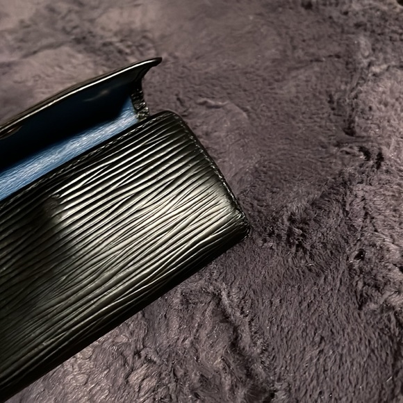 Authentic Louis Vuitton Black Epi key holder - Picture 14 of 14